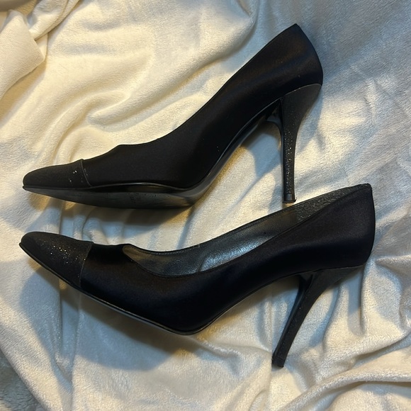 Stuart Weitzman black satin with glitter on toe and  3.75” heel. Size 7. - Picture 6 of 7